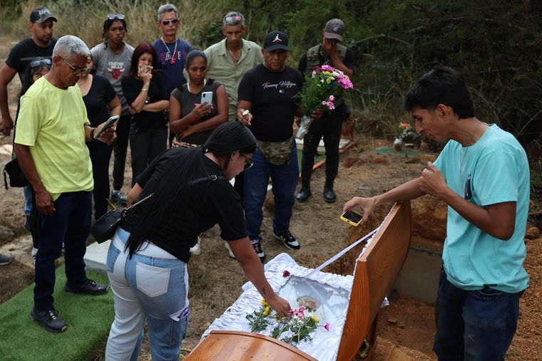 Ceremonia para despedir a Rosa Elena González, anciana que falleció durante los ataques de EE.UU a Venezuela. Ceremonia para despedir a Rosa Elena González, anciana que falleció durante los ataques de EE.UU a Venezuela.