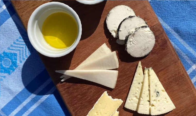 A solo 121 kilómetros de Ciudad de Buenos Aires se puede visitar una fábrica de quesos premium de leche de cabra, oveja, vaca y búfala. Foto: Instagram @cpiedrasblancas