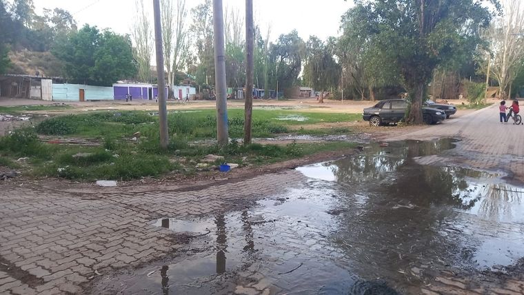 El derrame cloacal llega hasta la canchita en la que los niños del barrio juegan a la pelota.
