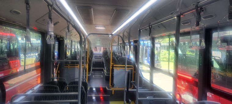 Con 27 asientos, cámaras internas y climatizador, las nuevas unidades reemplazan a las más antiguas del sistema. Con 27 asientos, cámaras internas y climatizador, las nuevas unidades reemplazan a las más antiguas del sistema.