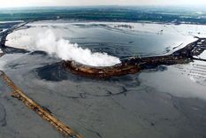 Los ingenieros han tratado de acorralar un volcán de lodo en Indonesia que ha cubierto más de 1.700 acres con lodo. Foto: GETTY IMAGES