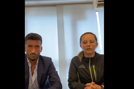 Lorena Guiño junto a su abogado