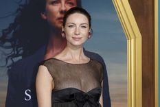 Ambas actrices se disputan el primer lugar con una falda floral roja casi igual Foto: El Mundo