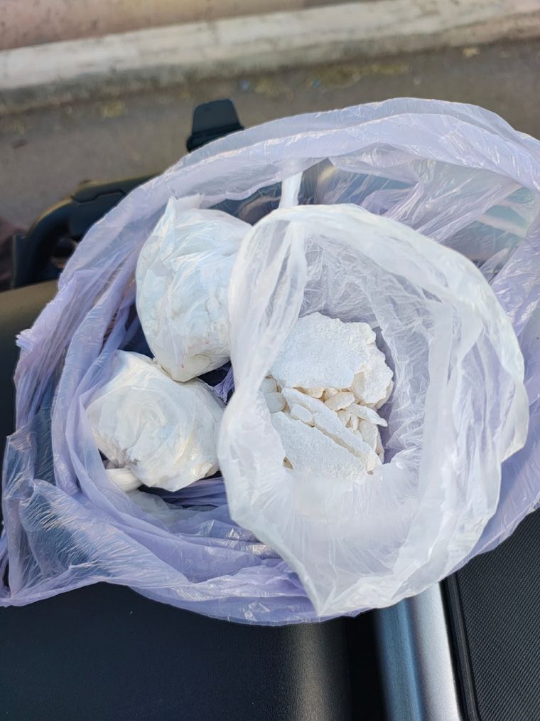 Dos jóvenes se trasladaban en moto y trasladaban cocaína Dos jóvenes se trasladaban en moto y trasladaban cocaína