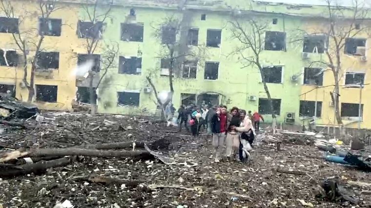 Los civiles ucranianos sigue muriendo o huyendo. Foto: DailyBeast.