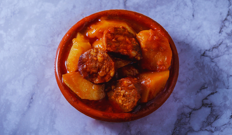 Esta receta era tradicionalmente preparada para dar energía a los trabajadores del campo en La Rioja gracias a su combinación de patatas y chorizo.