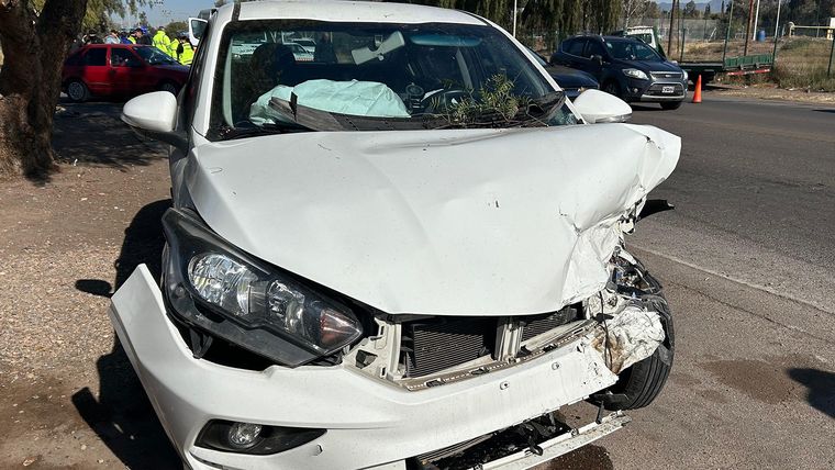 El Fiat Cronos accidentado sobre su costado izquierdo tras el choque. El Fiat Cronos accidentado sobre su costado izquierdo tras el choque.