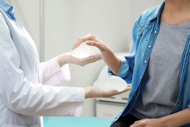 El procedimiento consiste en introducir el implante o preparar el bolsillo para el implante a través de una pequeña incisión.