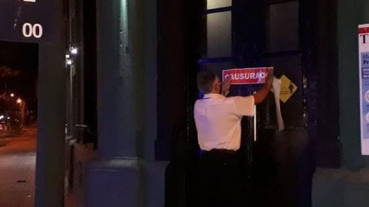 El bar fue clausurado porque había más personas que las permitidas y muchas estaban bailando