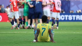 Vinicius Júnior tirado en el suelo mientras los jugadores de Noruega festejan haber eliminado a Brasil. Vinicius Júnior tirado en el suelo mientras los jugadores de Noruega festejan haber eliminado a Brasil.