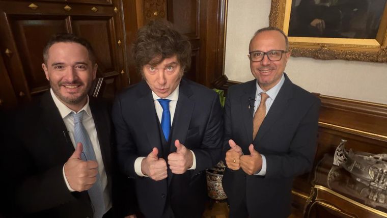 Javier Milei habló con dos economistas oficialistas.