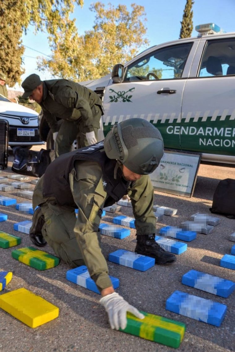 Los gendarmes trabajando sobre la cocaína Foto: Gendarmería Nacional