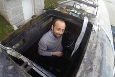 Javier Romero visitando el narcosubmarino para uno de los reportajes en su periódico, La Voz de Galicia. Foto: ÓSCAR VÁZQUEZ