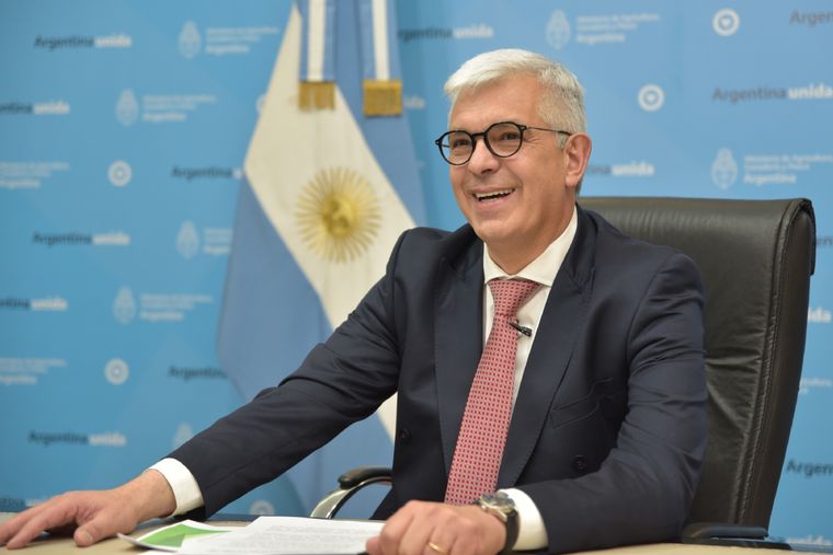 El ministro de Agricultura, Julián Domínguez, quiere saber cuánto trigo habrá disponible en cada ciclo para abrir o cerrar las exportaciones. Foto: Twitter