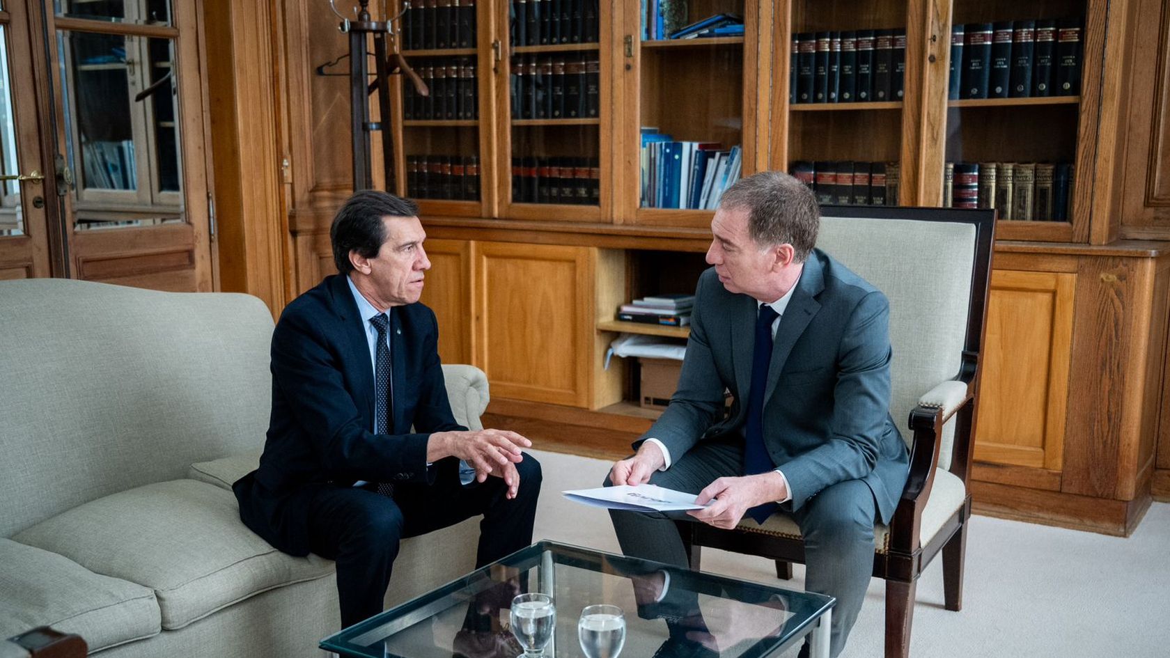 El gobernador de Jujuy, Carlos Sadir, junto al ministro del Interior, Diego Santilli, en Casa Rosada.