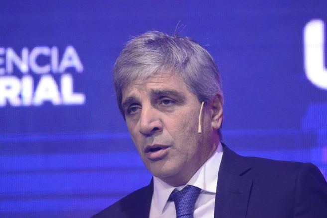 El ministro de Economía Luis Caputo está terminando de definir cómo hará el pago de US$4.300 millones a los bonistas, pero su objetivo final es bajar el riesgo país para asegurarse el financiamiento futuro colocando nueva deuda.