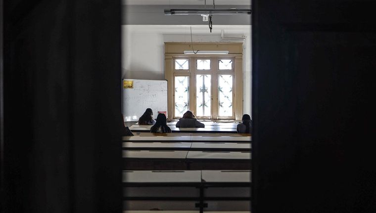 El vocero Manuel Adorni anunció cambios en el régimen migratorio que implican el cobro de aranceles a extranjeros para el acceso a universidades. Foto: EFE