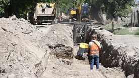 Las obras obligan a cerrar distintos sectores de la zona para avanzar con la renovación de la red cloacal. Las obras obligan a cerrar distintos sectores de la zona para avanzar con la renovación de la red cloacal.