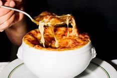 Esta sopa se robará definitivamente tu corazón ¡admira el queso gratinado, la cebolla caramelizada y la cremosidad!