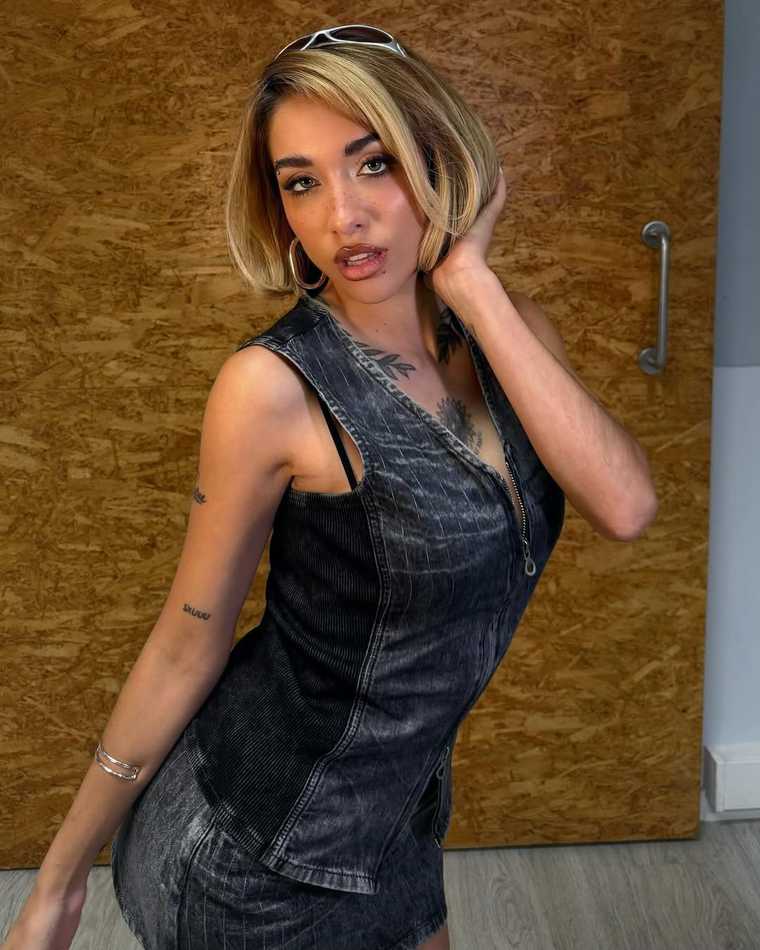María Becerra eleva el total denim con un toque futurista. Foto: Instagram: mariabecerra