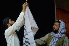 Los talibanes izaron su propia bandera en los edificios oficiales del país. Foto: GETTY IMAGES