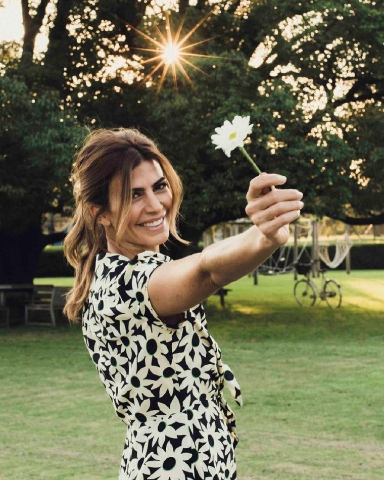 Juliana Awada nos enseña cómo combinar las rayas y jeans para conseguir un outfit cómodo y sofisticado. Foto: Instagram.