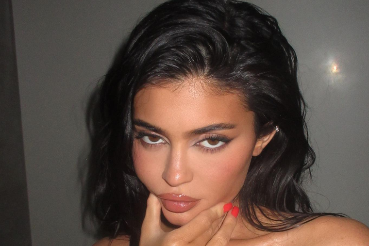 Así marcó tendencia Kylie Jenner con este vestido super clásico. Foto: INSTAGRAM  @kyliejenner