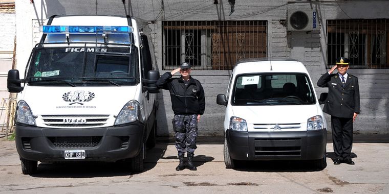 Los dos nuevos vehículos para la Cárcel de San Rafael. Foto: Mediamza.com
