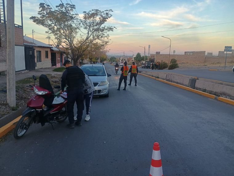 Un importante operativo de control se desarrolló la tarde de este martes en la zona del barrio 8 de Abril de Las Heras