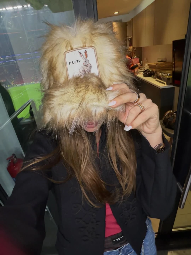 La actriz apostó por un denim ancho, fur hat “Fluppy” y accesorios de lujo. La actriz apostó por un denim ancho, fur hat “Fluppy” y accesorios de lujo.