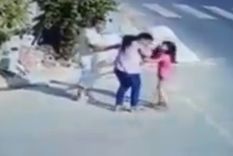 El momento en que el hombre le da una trompada a la mujer delante de su hija, en plena calle