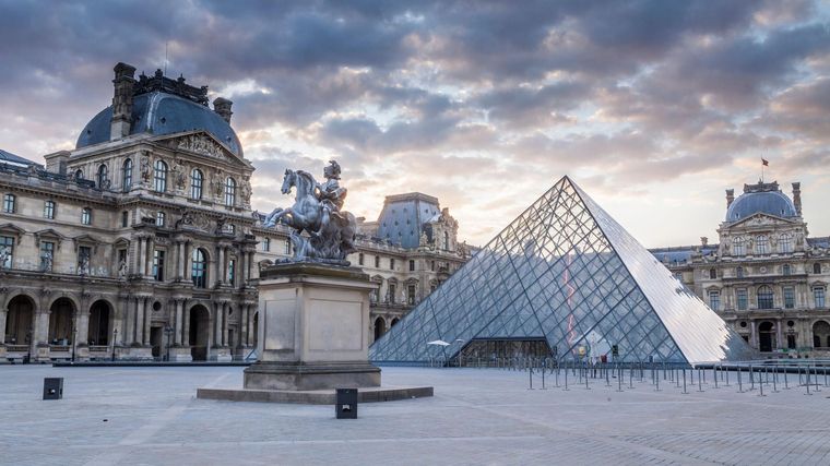 Louvre ha sido una fortaleza medieval, un castillo, un palacio y desde hace más de dos siglos un museo.