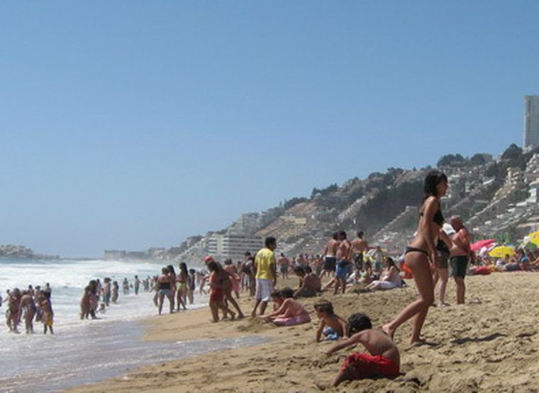La mujer argentina parece haber perdido su sitio de mujer más linda de las playas chilenas.