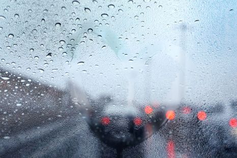 Un método simple ayuda a recuperar la visibilidad del parabrisas del auto en días fríos o húmedos. Un método simple ayuda a recuperar la visibilidad del parabrisas del auto en días fríos o húmedos.