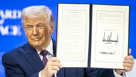 Trump muestra el documento firmado tras la puesta en marcha de la Junta de la Paz. Trump muestra el documento firmado tras la puesta en marcha de la Junta de la Paz.