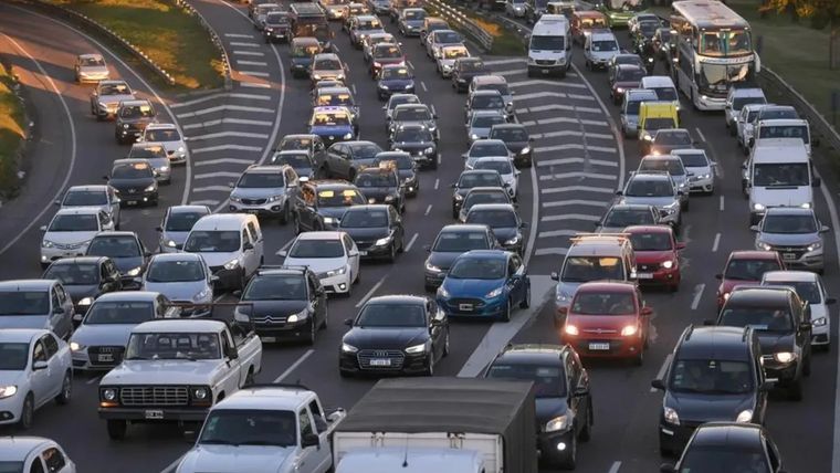 Actualmente, el tránsito se encuentra restringido únicamente en el carril de sobrepaso, aunque la congestión se extiende desde El Talar hasta la avenida General Paz.