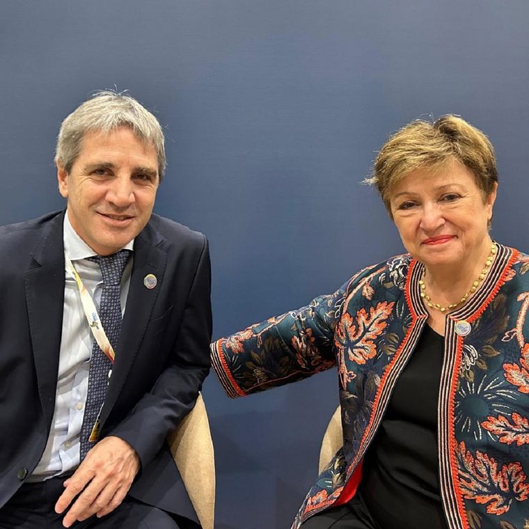 El ministro de Economía, Luis Caputo, junto a la directora Gerente del Fondo Monetario Internacional (FMI), Kristalina Georgieva. Foto: X de @KGeorgieva