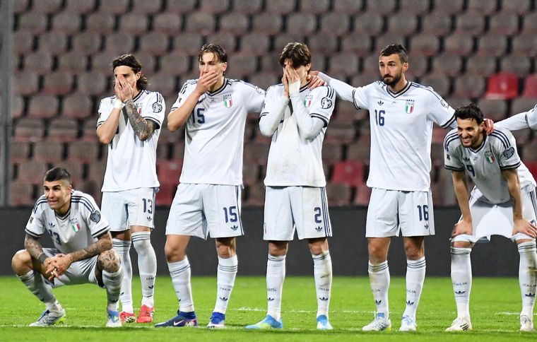 Jugadores de la selección de Italia sufren en la tanda de penales frente a Bosnia, que culminó en una nueva decepción rumbo al Mundial 2026. ¿Se viene otro revés deportivo? Jugadores de la selección de Italia sufren en la tanda de penales frente a Bosnia, que culminó en una nueva decepción rumbo al Mundial 2026. ¿Se viene otro revés deportivo?