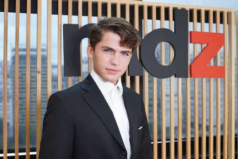 Martín Savi, el tenor argentino de 22 años que le cantó a Julio Iglesias y al papa Francisco.