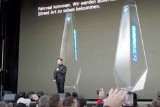 Musk, comunicando la novedad. Foto: Electreck.