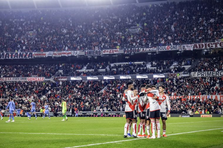 Abrazo de gol y celebración de cara a la gente. Foto: FotoBaires