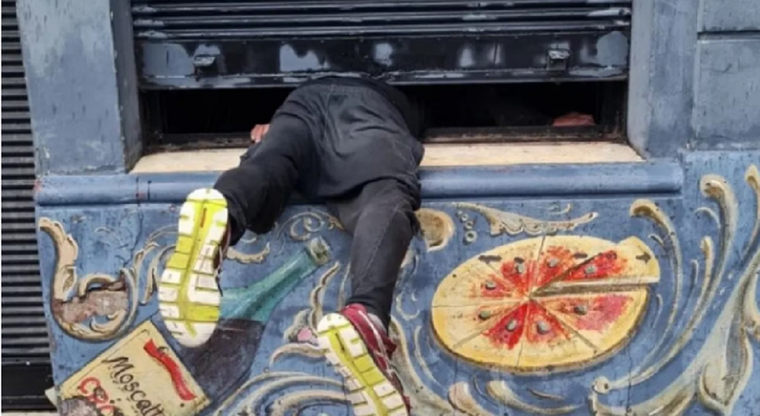 El malviviente atrapado en la ventana de la pizzería Foto: Gentileza Rosario 3