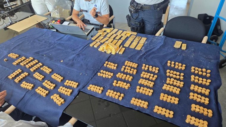 Los agentes han trasladado el botín a un lugar seguro.