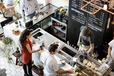 Las cafeterías es un negocio que ha crecido de manera excesiva y esto lleva a mucha competencia, por eso necesitas saber cómo decorar tu emprendimiento para que se destaque y sea uno de los elegidos del mercado Foto: Freepik