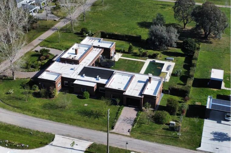 Propiedad de Martín Insaurralde y Jesica Cirio en fincas de San Vicente.