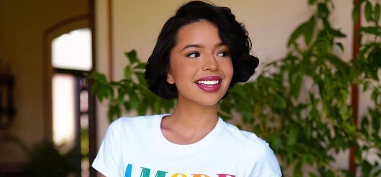 Ángela Aguilar eligió un modelo de sandalia increíble. Foto: Qué Noticias