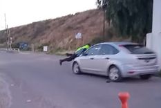 locura al volante: un conductor alcoholizado arrastro a un agente policial en rio negro