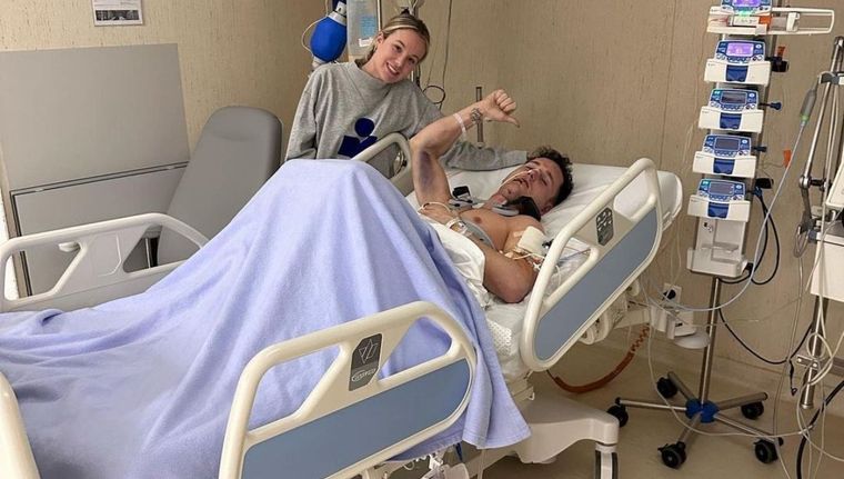 Pol Espargaró, junto a su pareja, en el hospital donde se recupera. Foto: Instagram