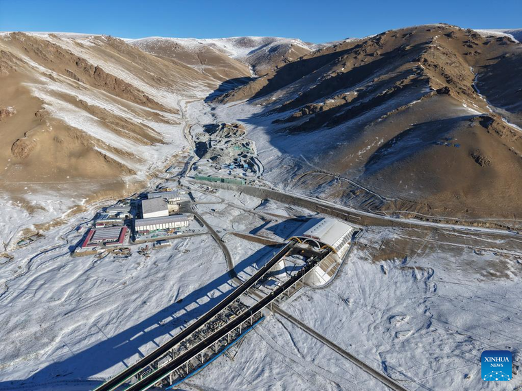 Entrada del túnel récord de China en plena cordillera, rodeado de nieve y altura. Entrada del túnel récord de China en plena cordillera, rodeado de nieve y altura.
