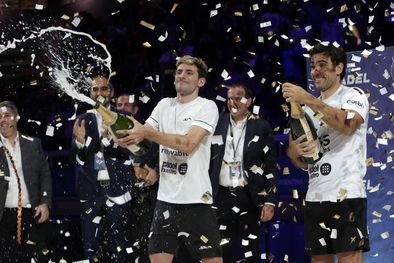 MDZol | Los campeones fueron ovacionados al recibir el trofeo. Foto: Prensa Premier Padel